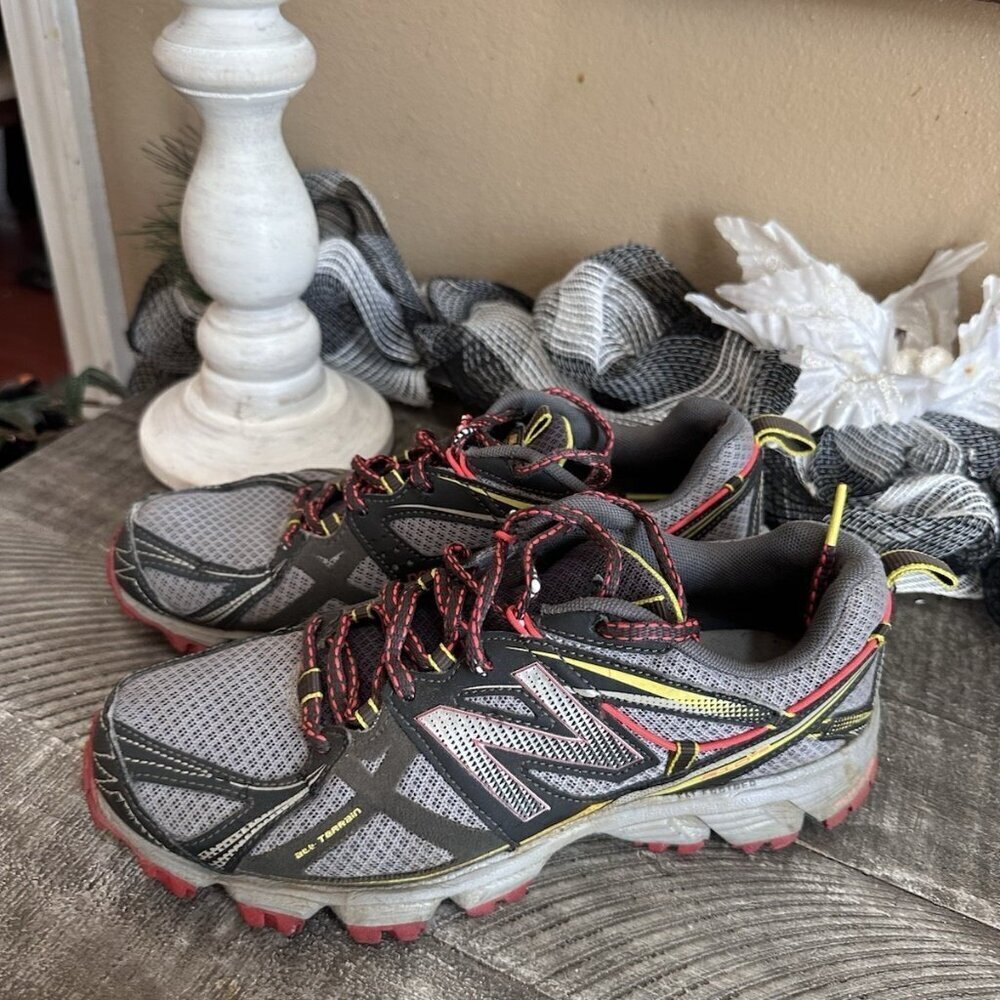 New Balance 610v3 Women’s Athletic Trail Running Shoes Gray Red Sz 6.5 WT610BB3